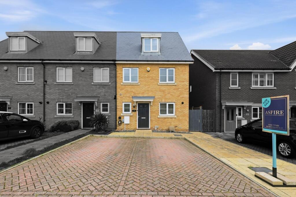 4-bed terraced on Video Presentation Inside - Warwick Crescent, Basildon, £450,000