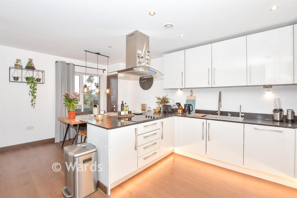2-bed flat on Rosalind Drive, Maidstone, Kent, £270,000