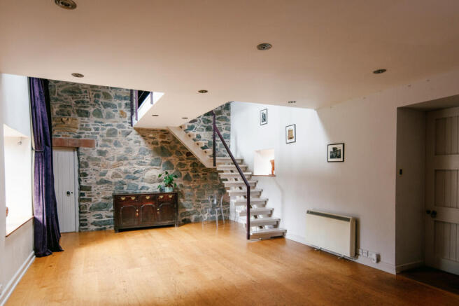 331023 - hallway1.jpg