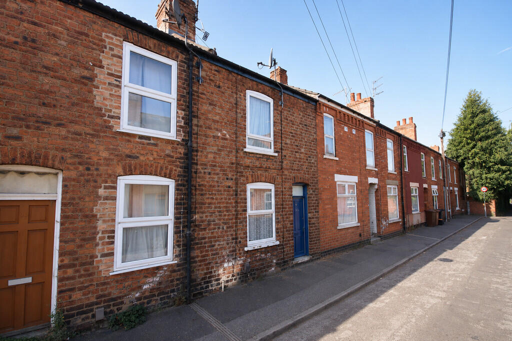 2-bed terraced on Russell Street, Lincoln, £105,000