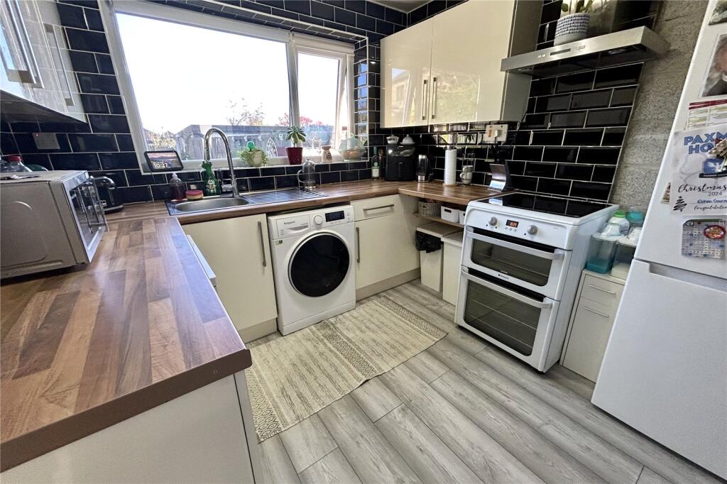 Crosland Hill Road, Crosland Hill, Huddersfield, West Yorkshire, HD4 - View 4