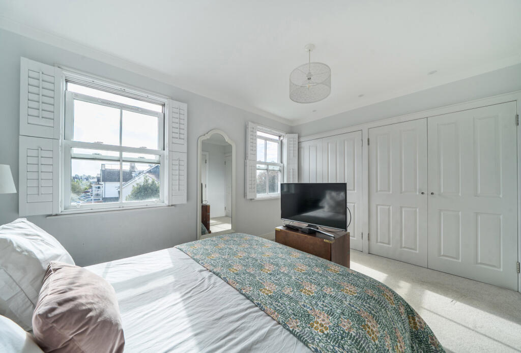 House in Kingston upon Thames - More