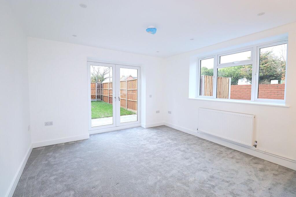 Apartment in Rushmoor, Cove West Heath, The Crescent - View 5