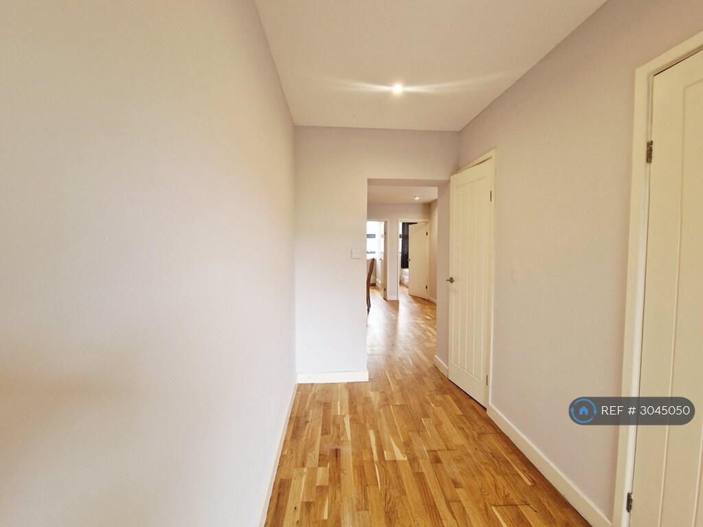 Apartment in Croydon - View 5