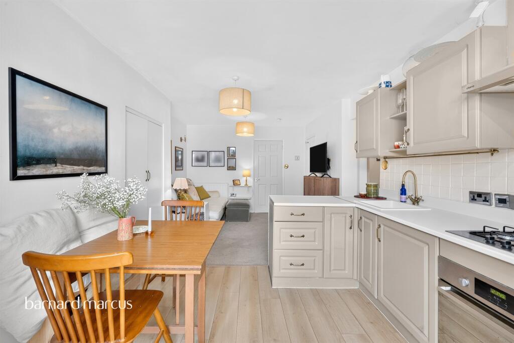 Apartment in Kingston upon Thames - View 5
