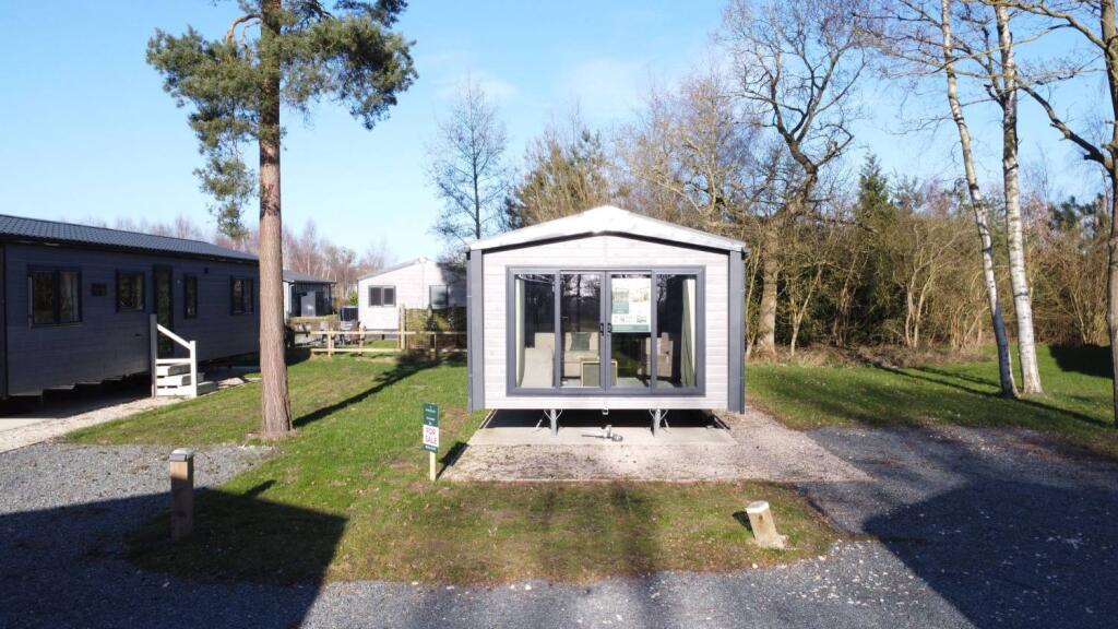 2-bed caravan on Stixwould Road, Woodhall Spa, LN10 6UJ, £88,495