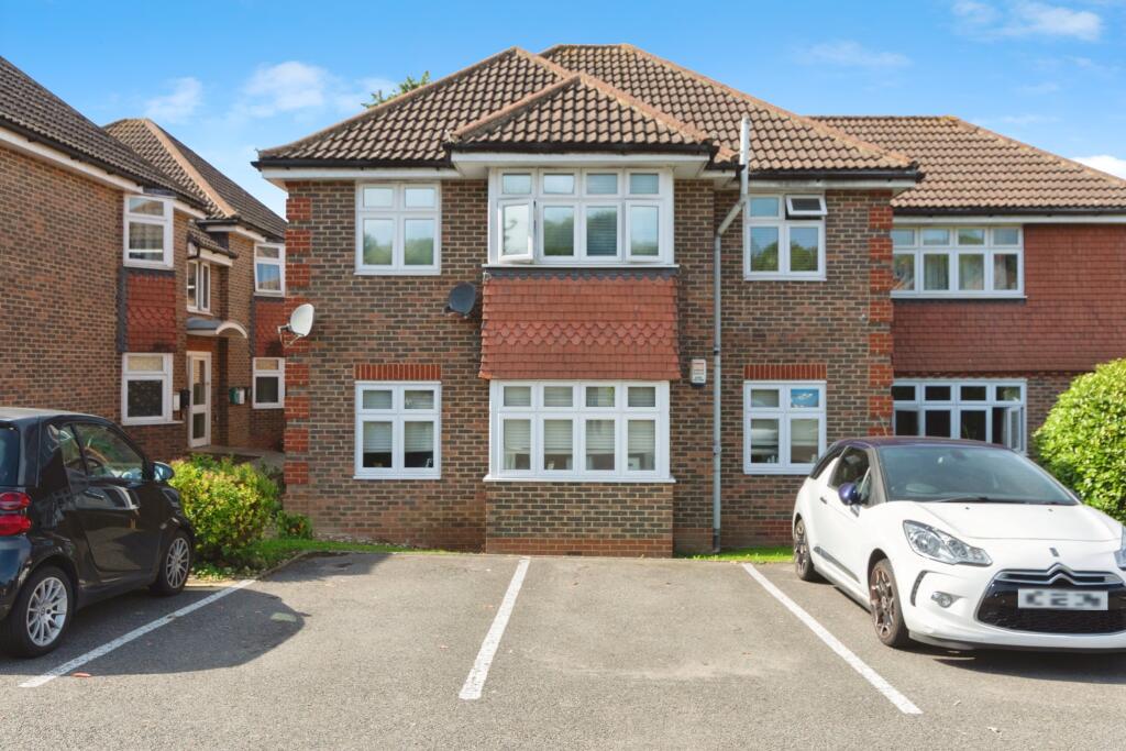 102 Brighton Road, Coulsdon, CR5 photo 2