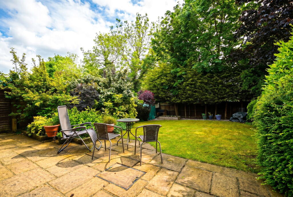 Maythorn Grove, Hillfield photo 3