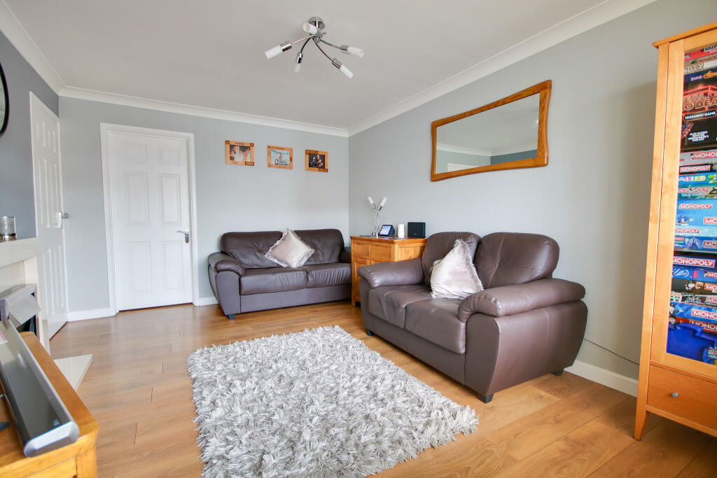 Sholing! Driveway To Front! Extended! photo 2