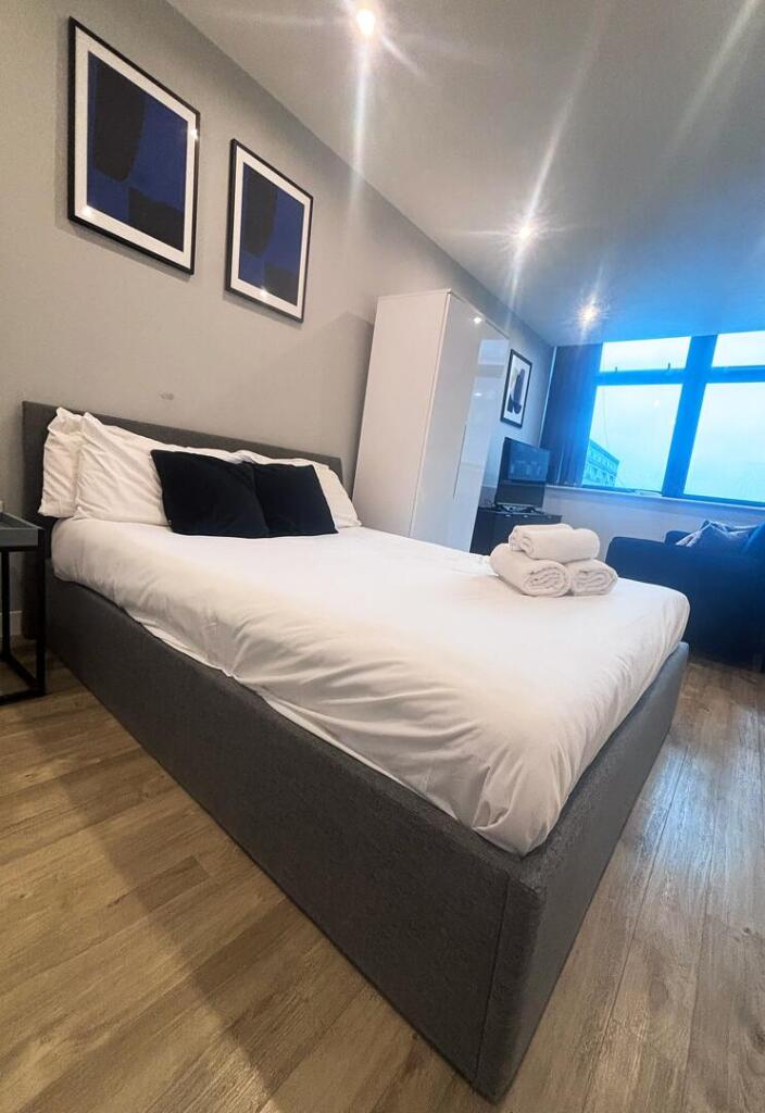 Apartment in Manchester, Old Trafford - View 3