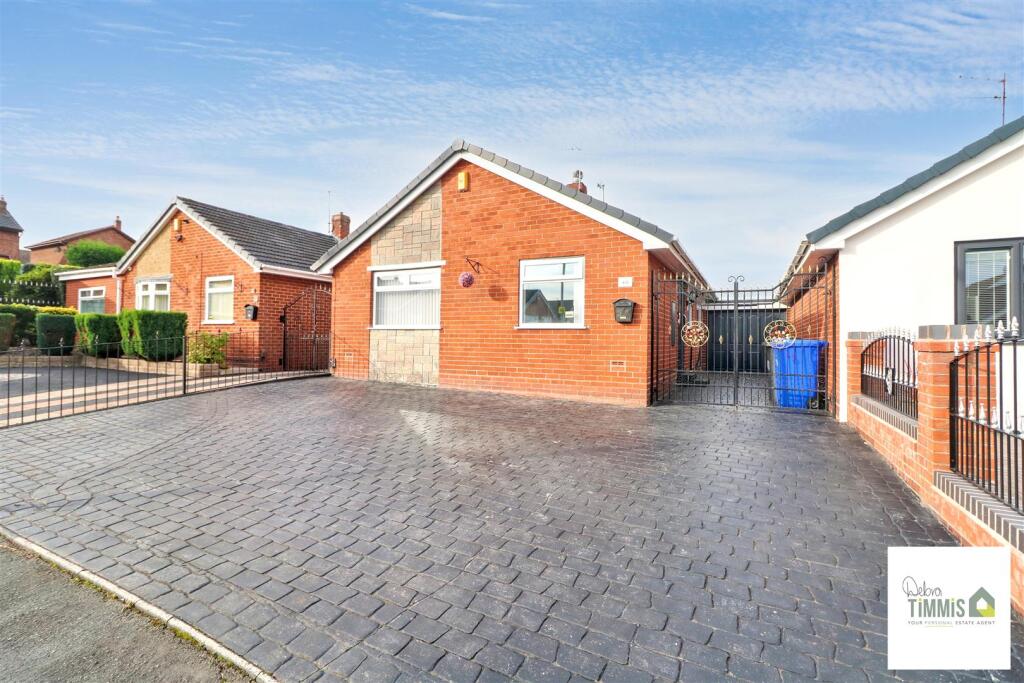 3-bed semi-detached on Glenroyd Avenue, Eaton Park, Stoke-On-Trent, £250,000