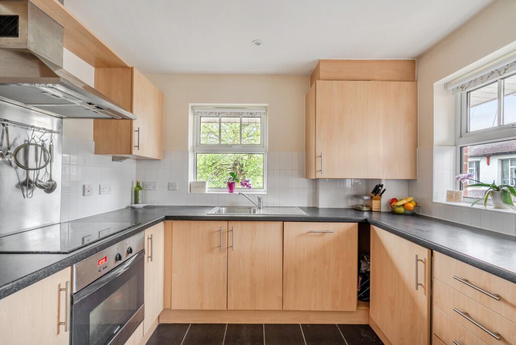 7 Portugal Road, Woking, GU21 photo 4