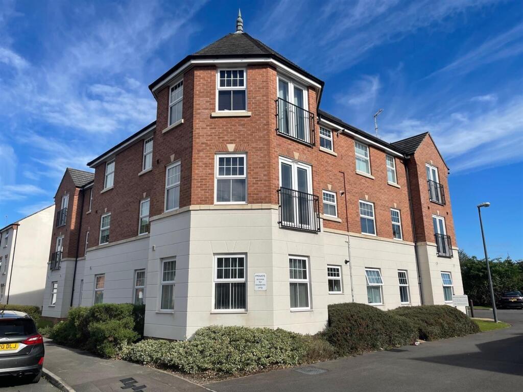 2-bed flat on Old Quarry Gardens, Mangotsfield, £225,000