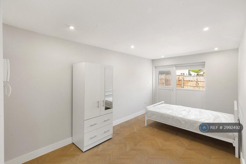 Apartment in Kingston upon Thames - View 3