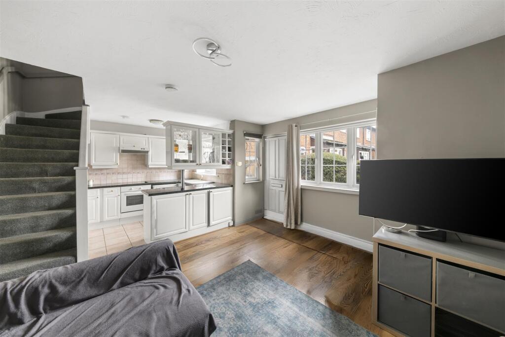 Hathaway Close, Ruislip photo 3
