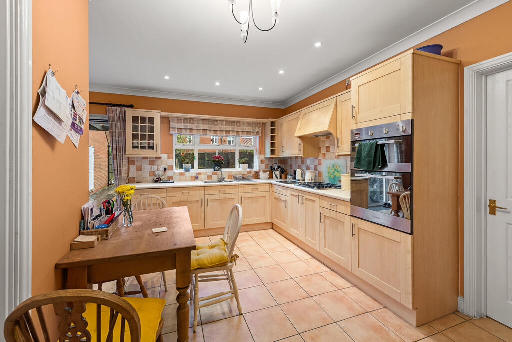 Tilia Way, Bourne photo 3