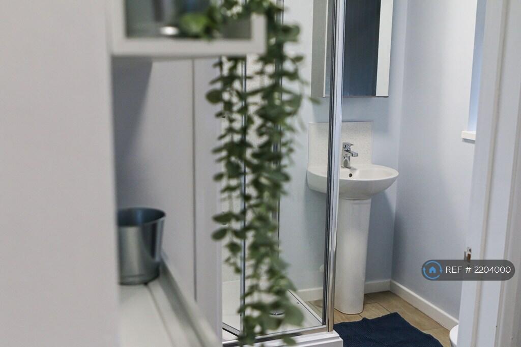 Apartment in Dudley, West Midlands - View 4