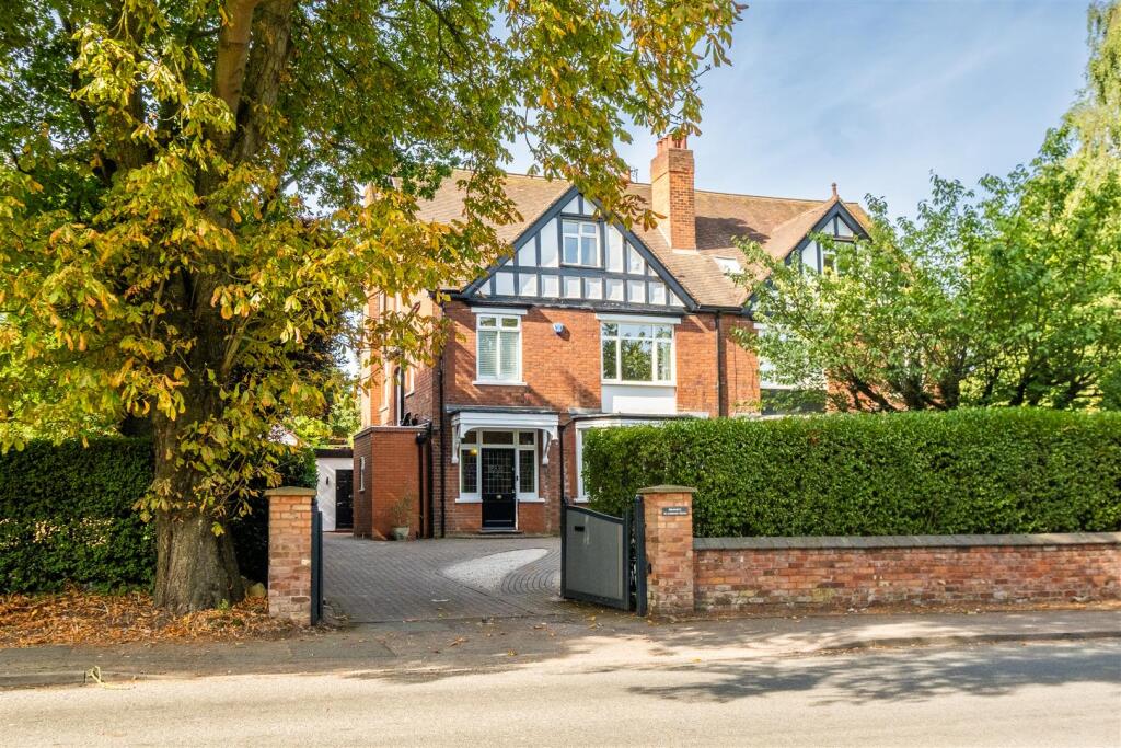 Main image of property: London Road, Lichfield