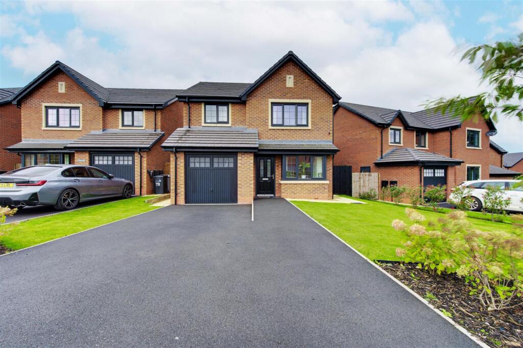 3 bedroom detached house for sale in Kestrel Close, Congleton, CW12