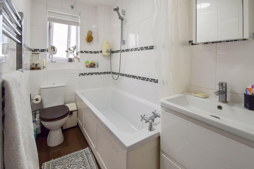 House in Chatham, Medway - More