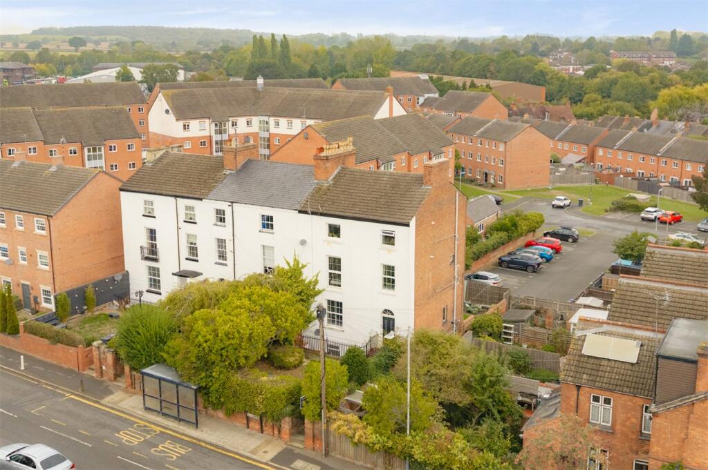 1-bed flat on Upper Cape, Warwick, Warwickshire, CV34, £165,000
