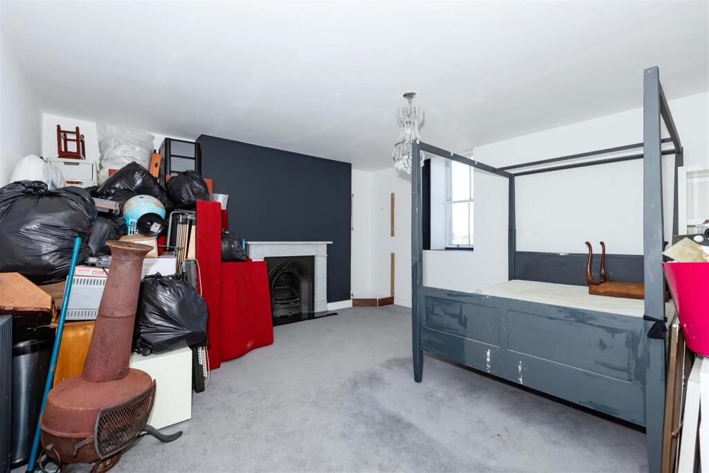 Apartment in Worthing, West Sussex - More