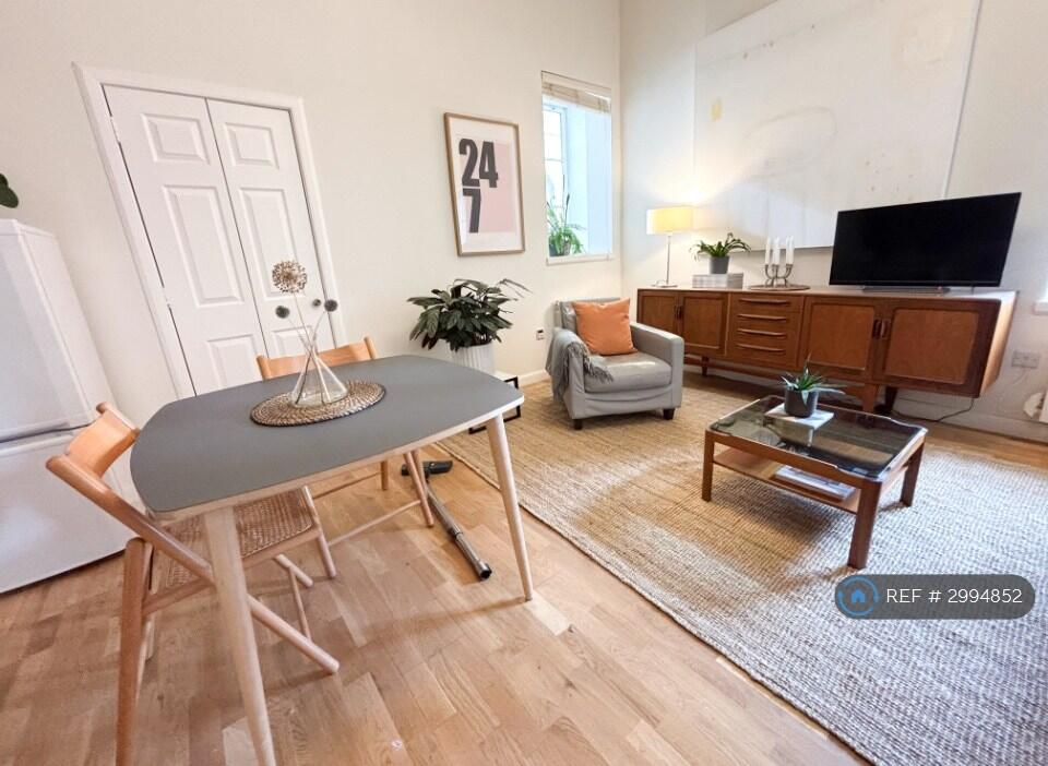 Apartment in Edinburgh, The Shore, Leith - View 3