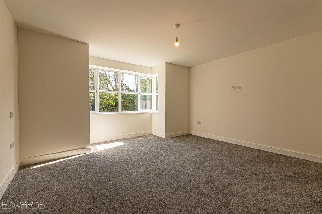 14 Golf Links Road, Ferndown photo 5