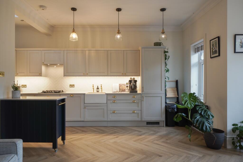 3-bed flat on Melrose Avenue, Willesden Green, London NW2, £745,000