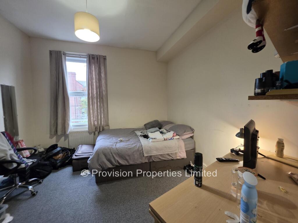 8 bedroom terraced house for rent