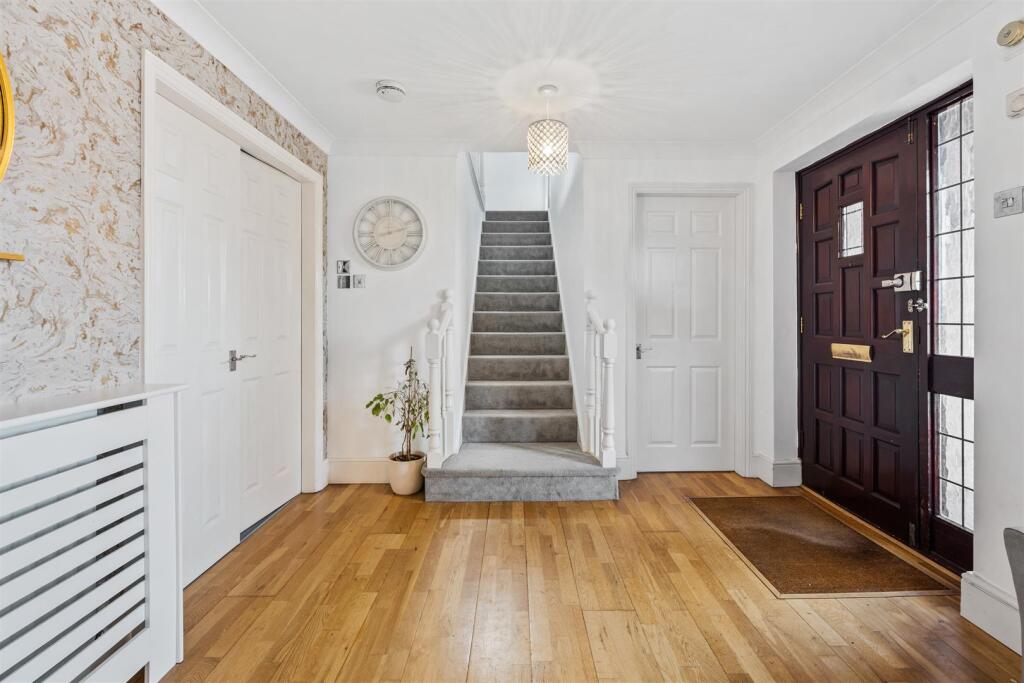 Restormel Close, Rushden photo 2
