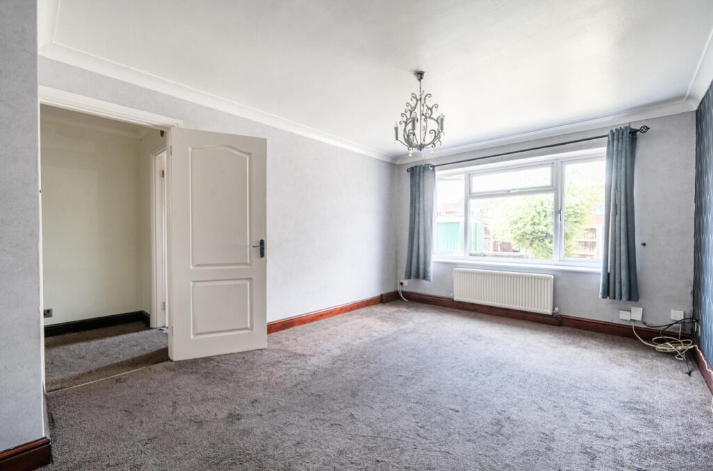 Kenilworth Drive, Aylesbury, Buckinghamshire photo 4