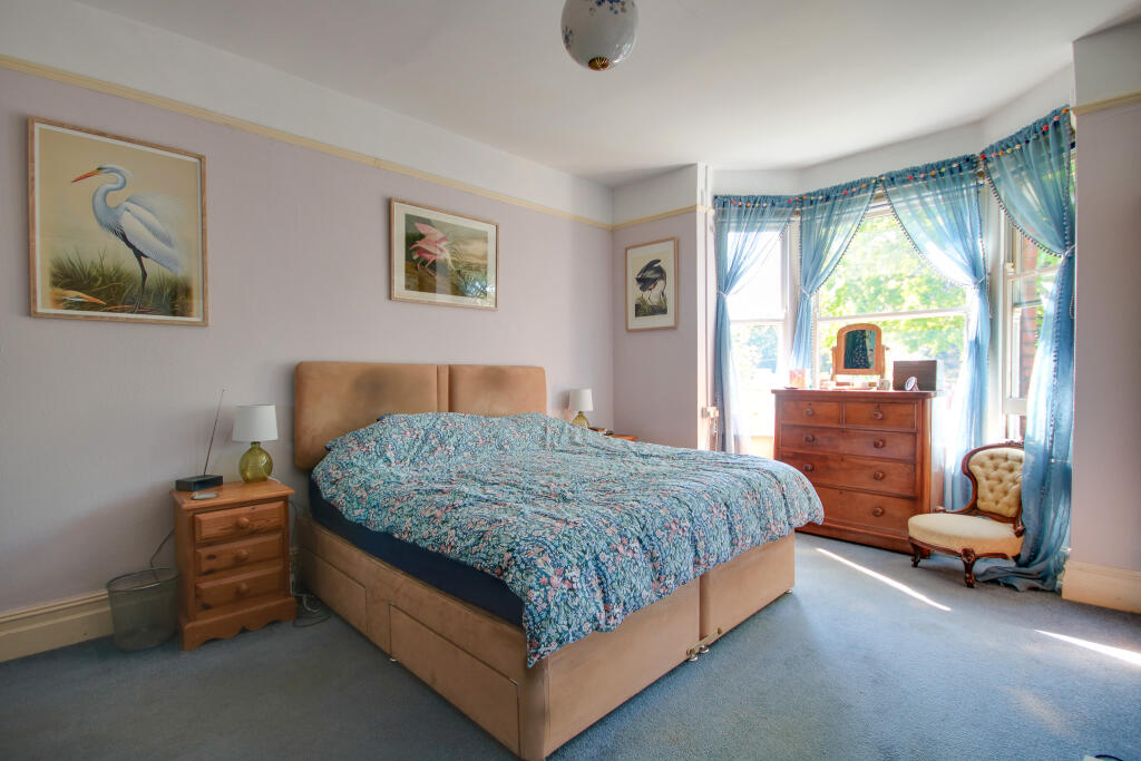 Bitterne Park! Substantial Property Oozing Character! Garage! photo 4