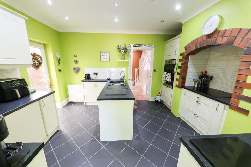 House in Doncaster, Hatfield - View 3