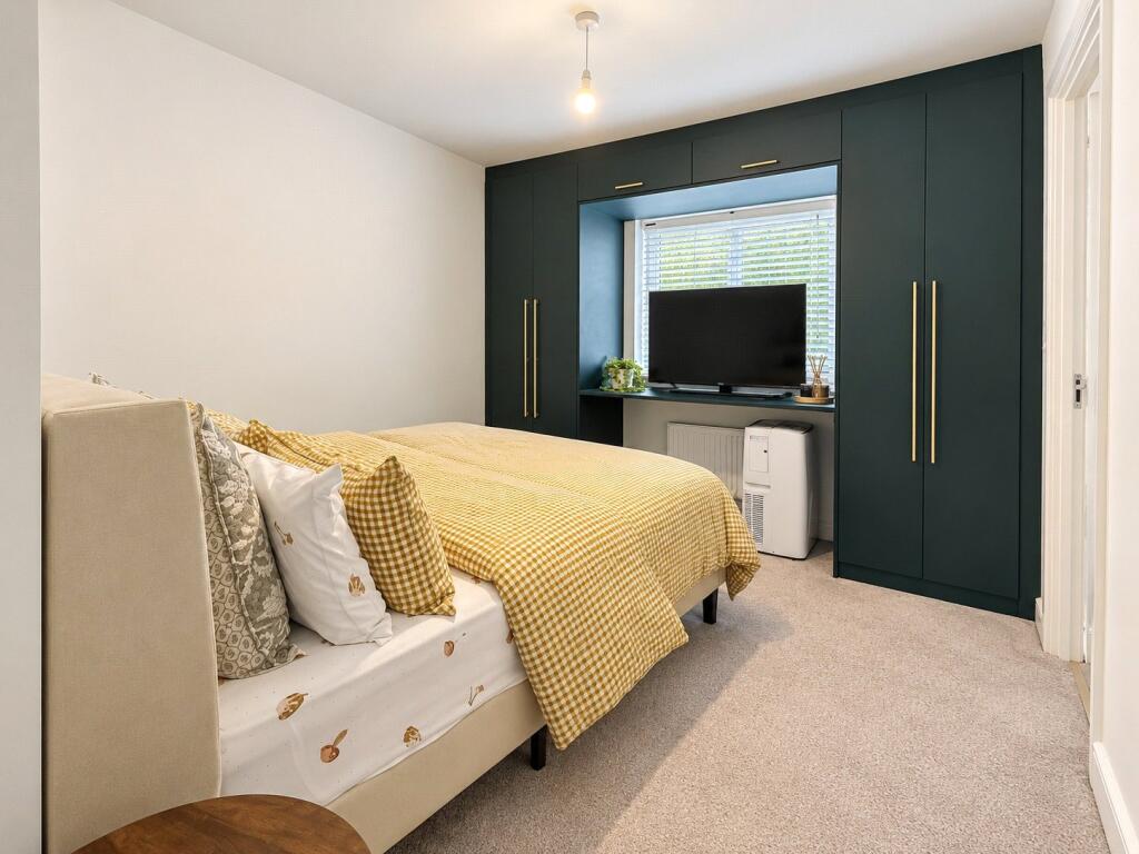 House in Basingstoke, The Fairways, Kempshott Park - View 4