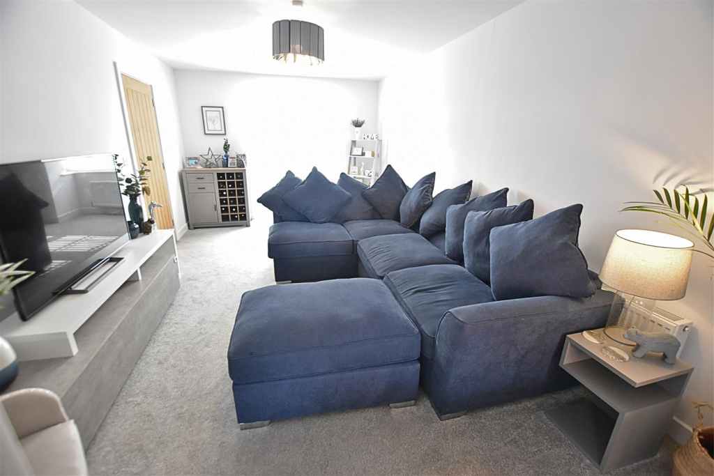 House in New Waltham, Becklands - View 3