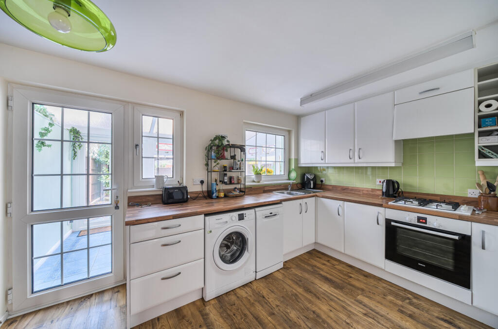 Lambourne Road, West End, Southampton, Hampshire, SO18 photo 3