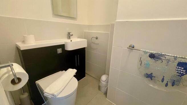 EN-SUITE MODERN SHOWER ROOM