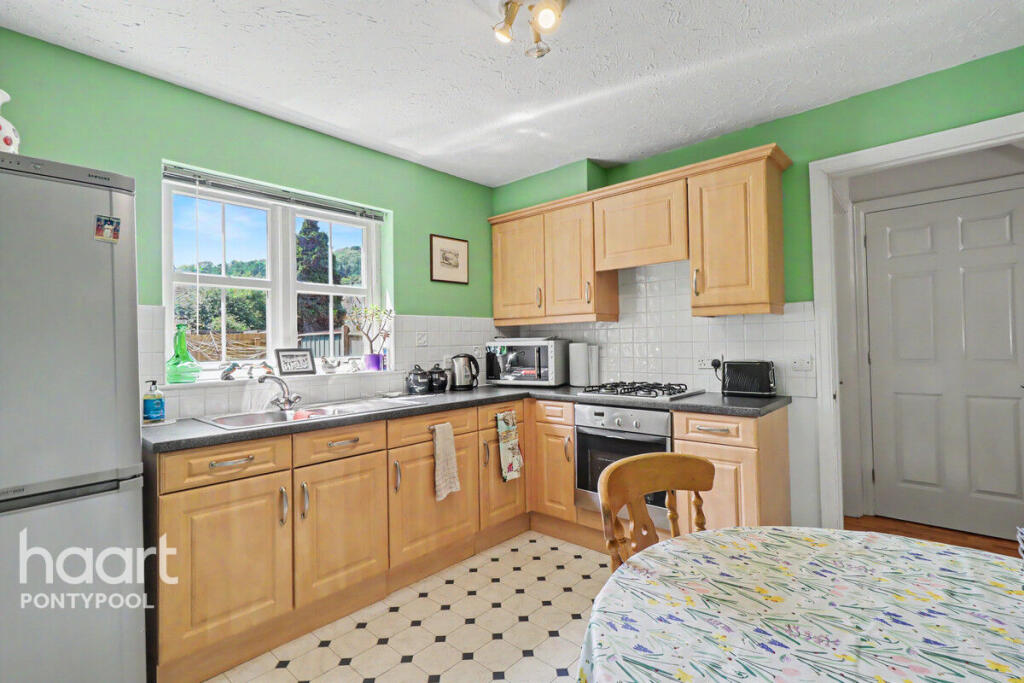 House in Newport - View 4