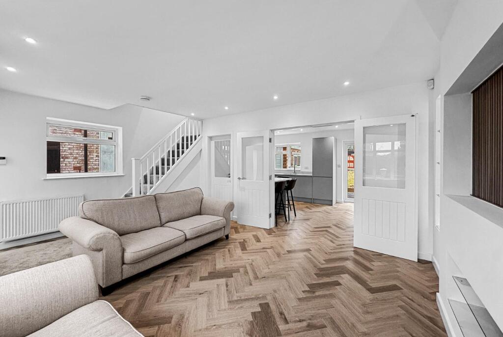 Briony Avenue, Hale photo 4