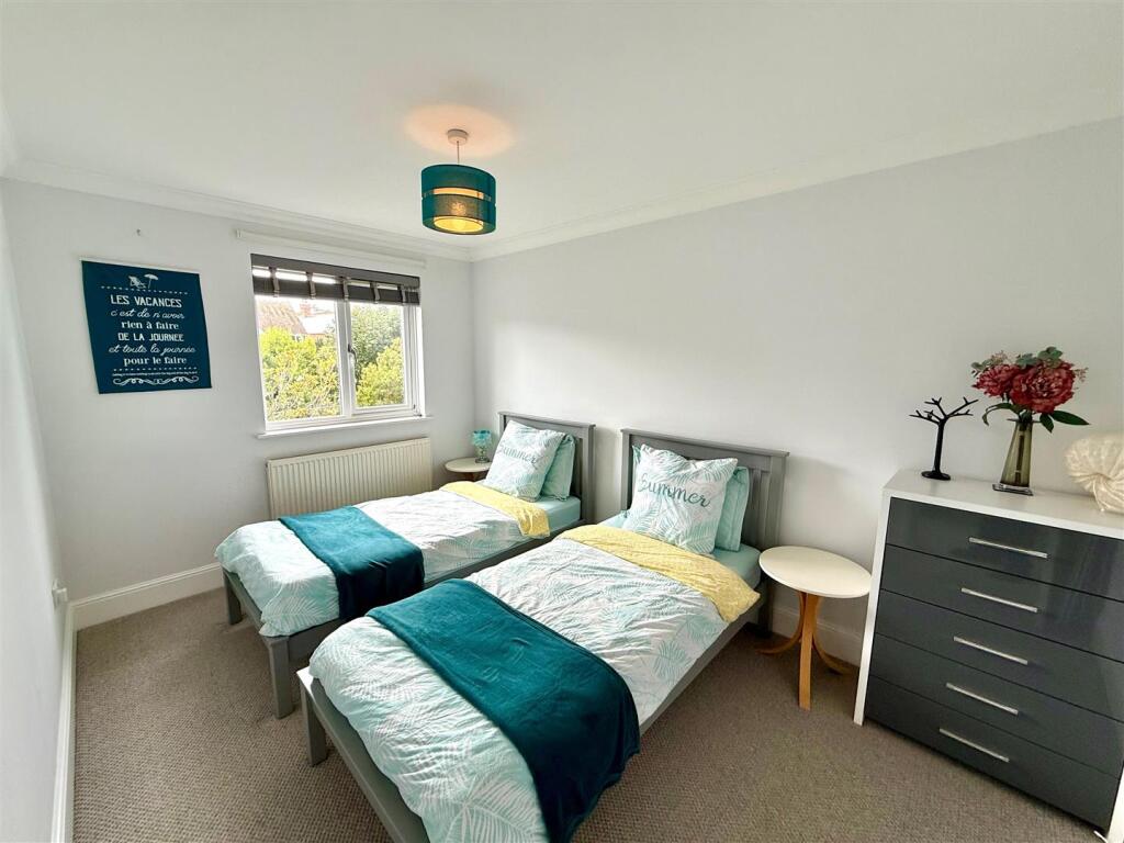 House in Totland, Colwell Bay - More