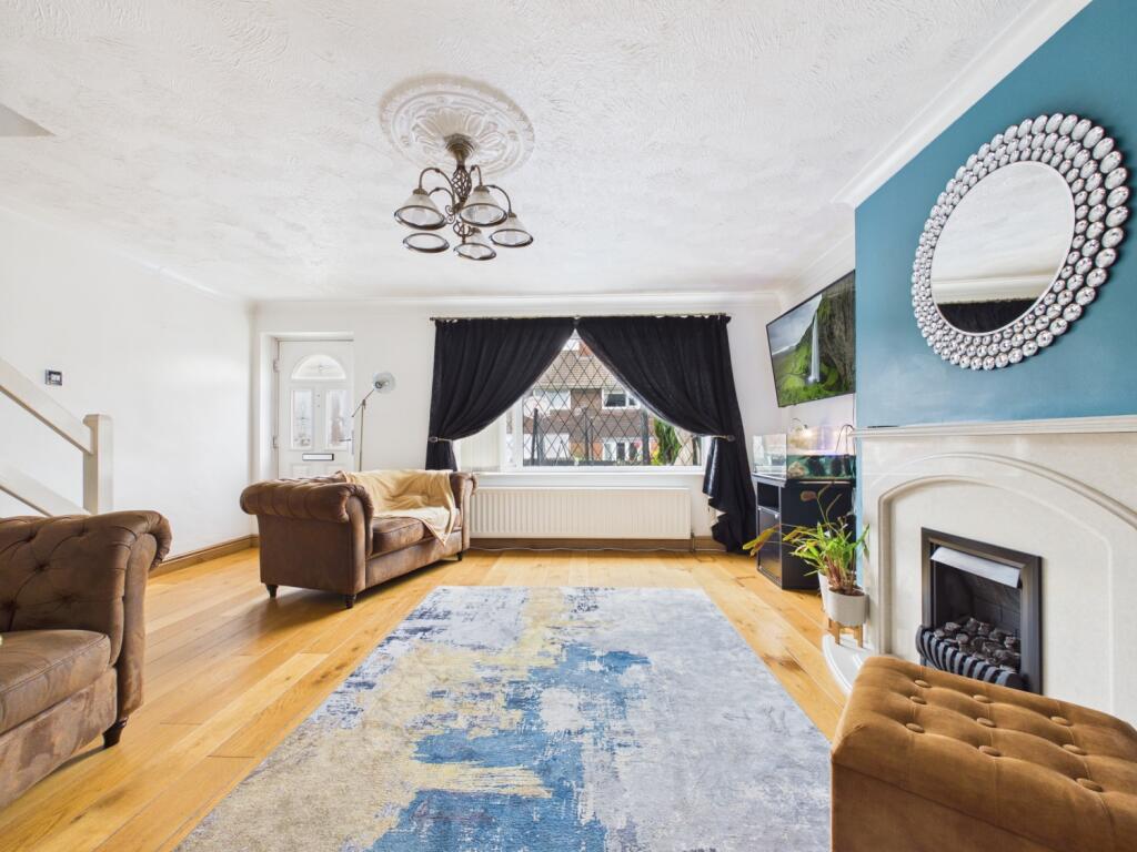 House in Wakefield, Featherstone - More