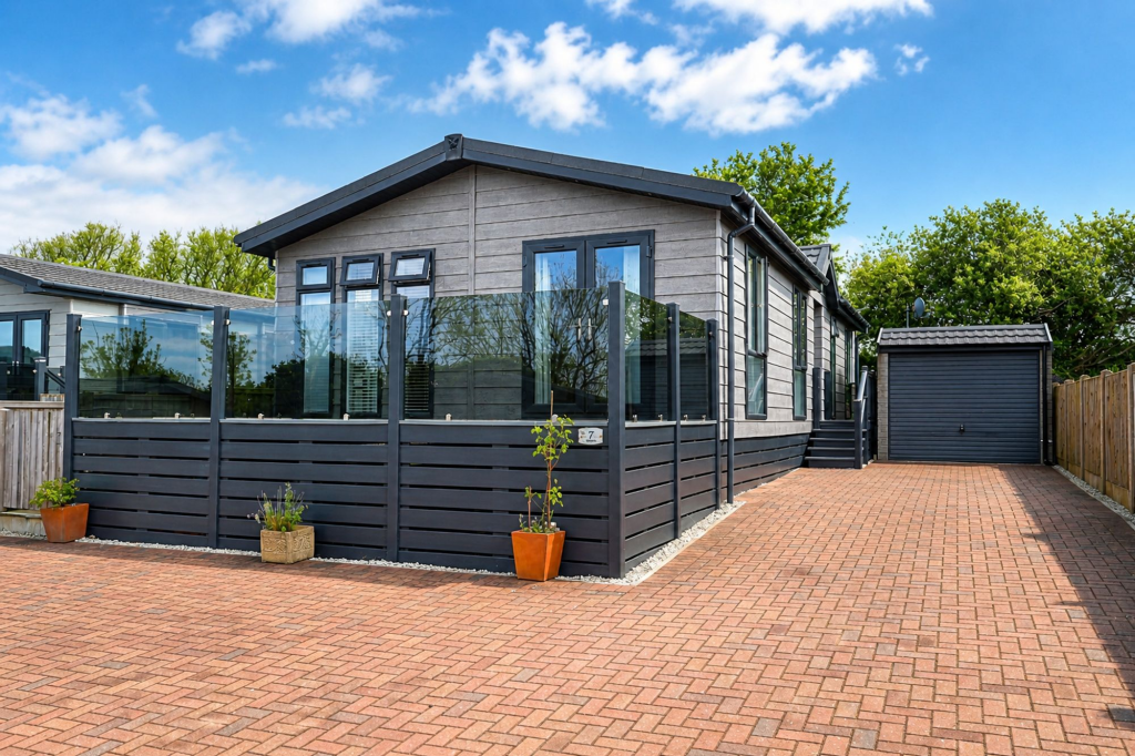 2-bed caravan on Highlands, Sunnyside Park, Quintrell Downs, £260,000
