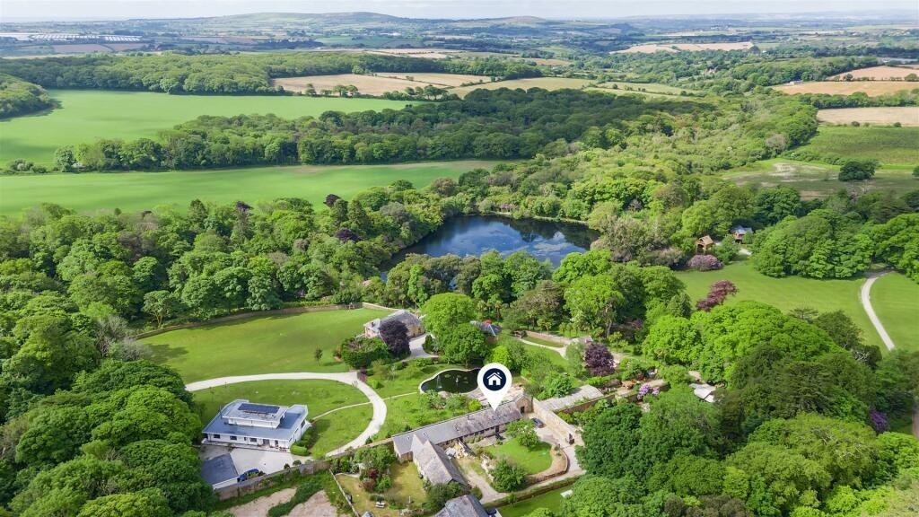 2-bed house on Beautiful barn conversion on historic estate, Praze, £349,950