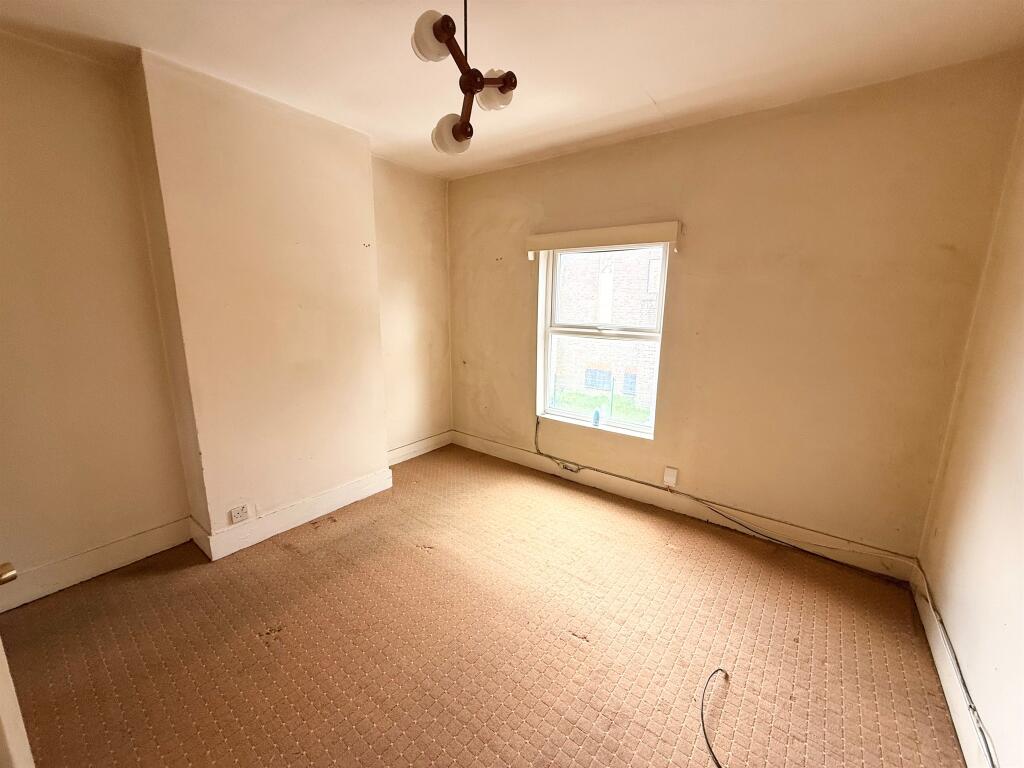 House in Luton - View 5
