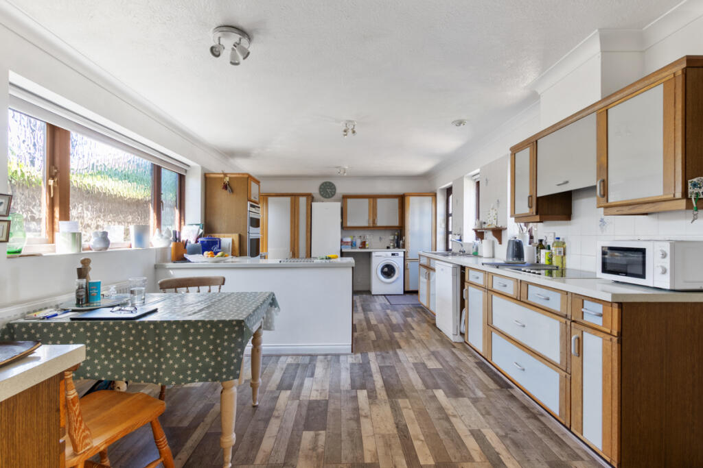Craigweil Manor Private Estate, Aldwick, West Sussex - More