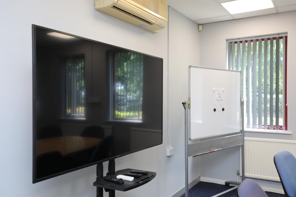Screen Presentation, WiFi, Flip Chart & Whiteboard