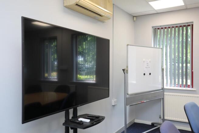 Screen Presentation, WiFi, Flip Chart &amp; Whiteboard