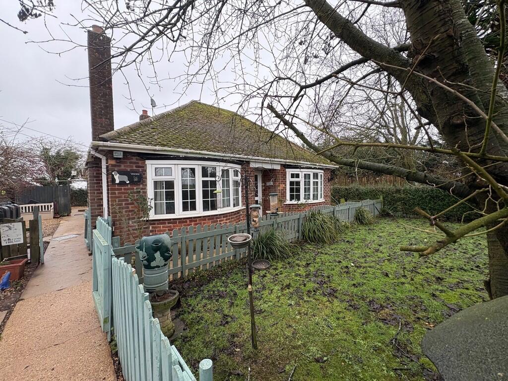 2-bed bungalow on South Drove, Quadring Fen, £255,000