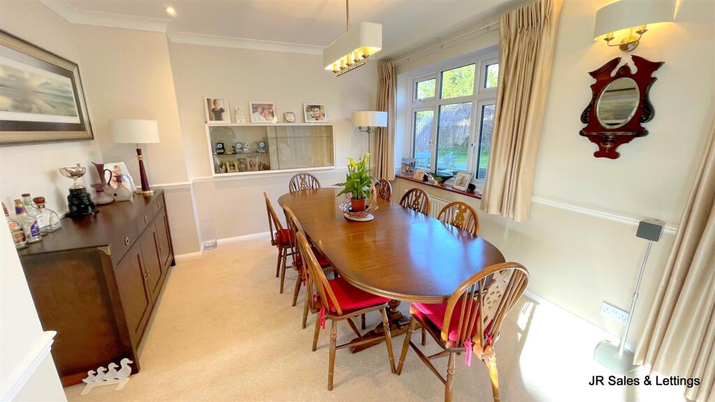 Broadfields, Goffs Oak photo 5